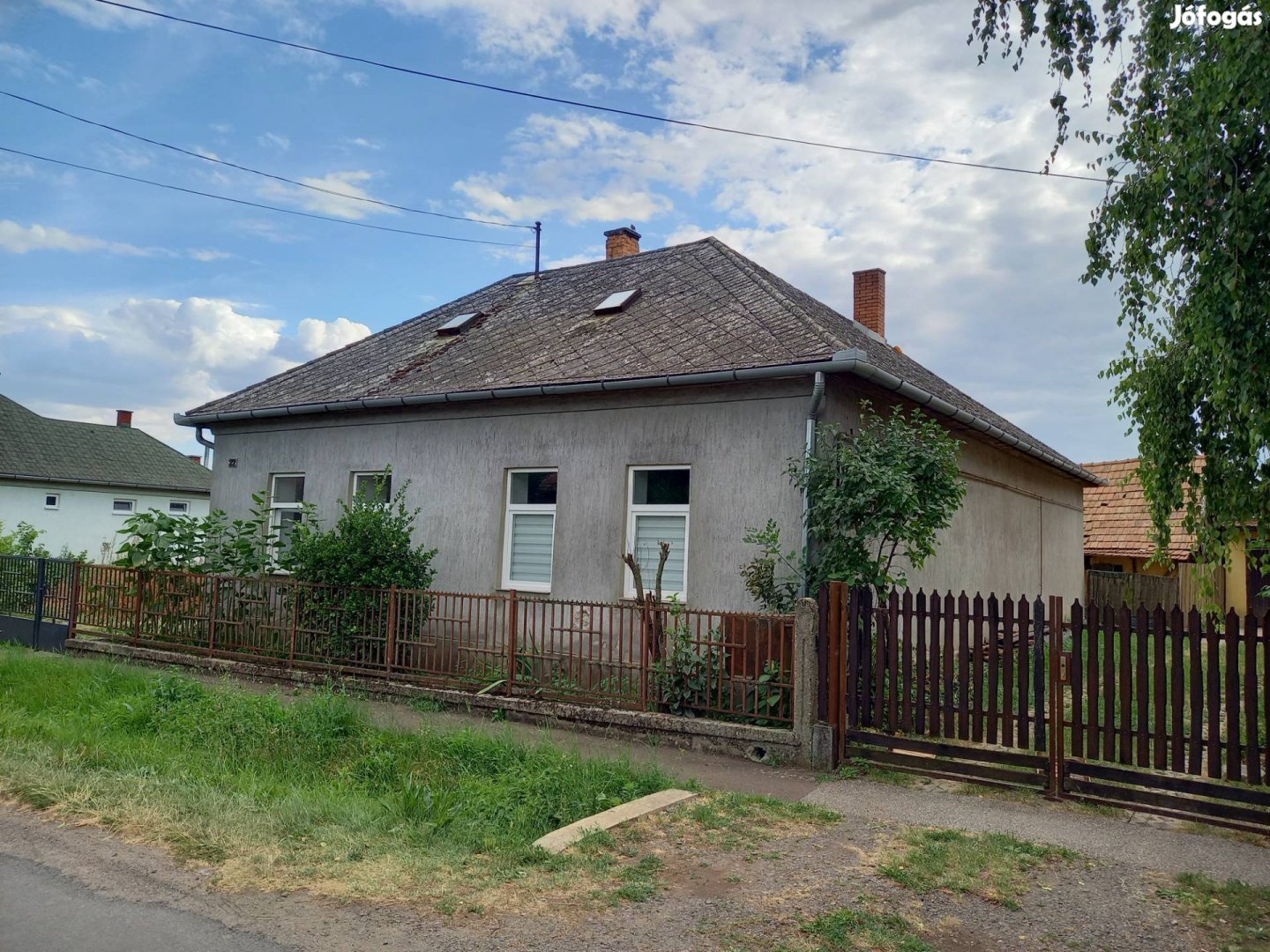 Eladó felújított családi ház Karácsondon
