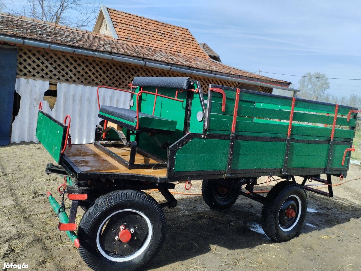 Eladó felújított majsai padoskocsi és egy jártató kocsi szántalp adapt