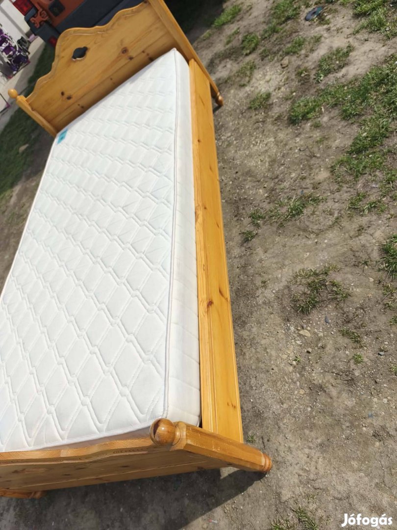 Eladó fenyő ágy 1 db ejjeliszekrényel