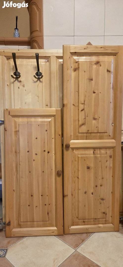 Eladó fenyő előszobafal tükörrel fenyő ajtók