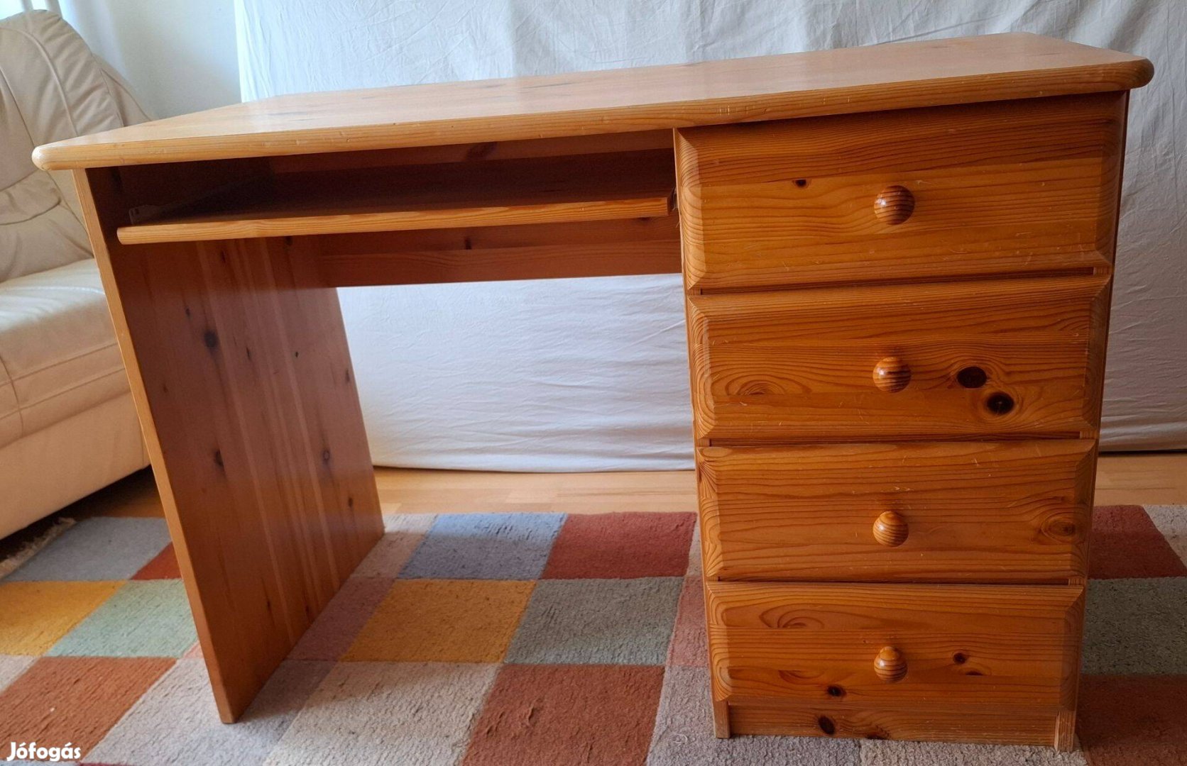Eladó fenyő íróasztal Szentendrén megtekinthető
