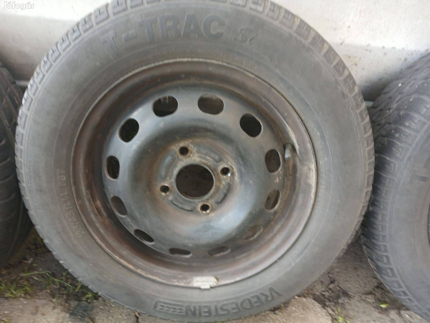 Eladó ford /1997/-ra való 4 db használt nyári gumi felnin