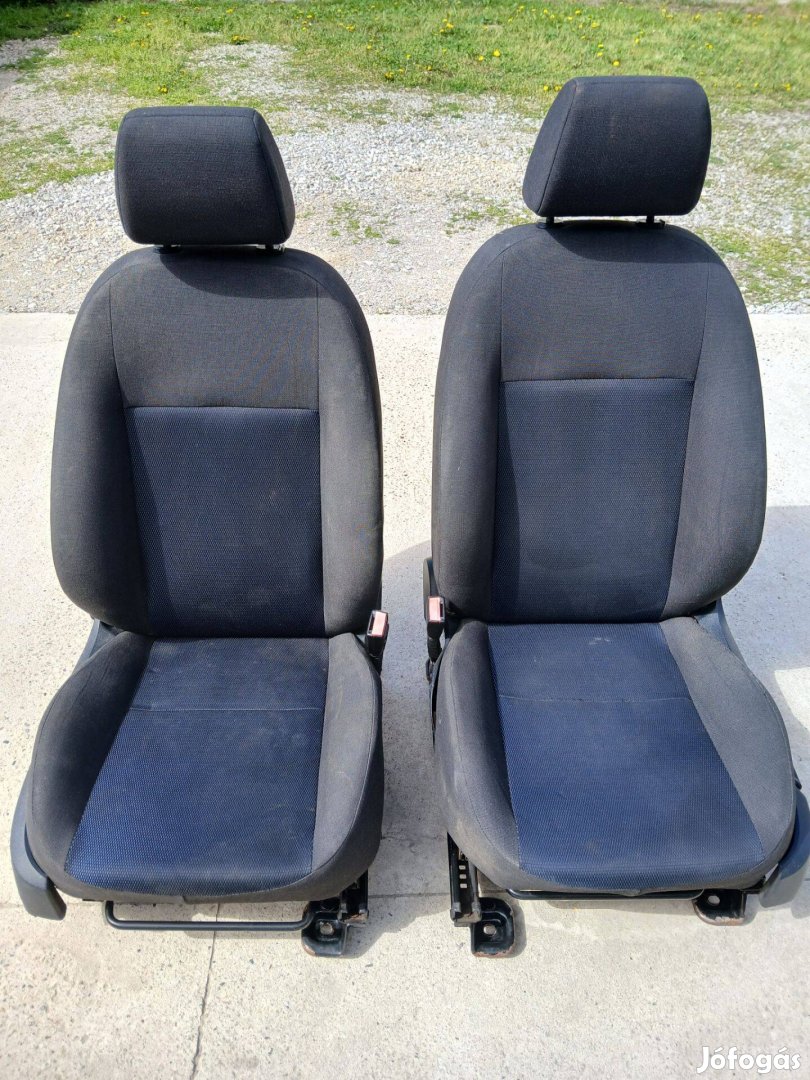 Eladó ford focus első ülések !