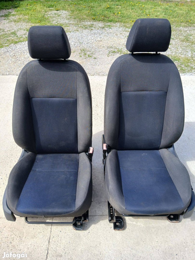 Eladó ford focus első ülések !