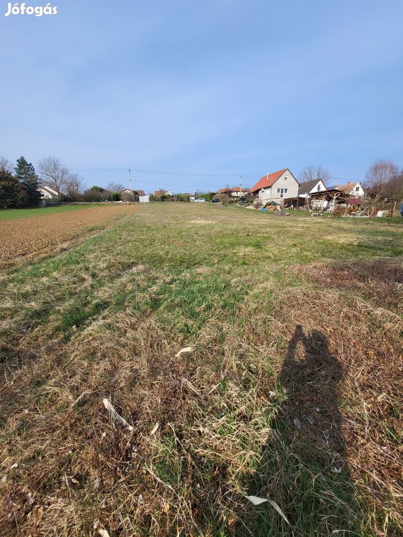 Eladó füves belterületi építési telek Nagykozárban