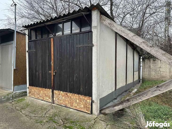 Eladó garázs - Vác