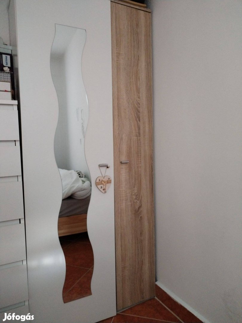 Eladó gardrób szekrény