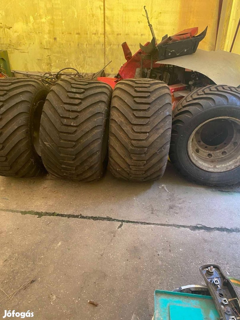 Eladó gumiabroncs rakodógépekre