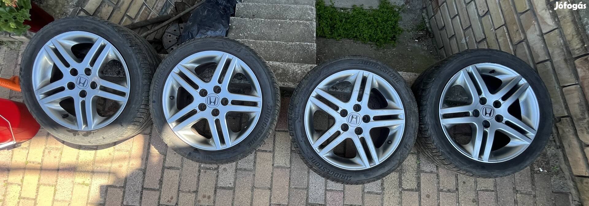 Eladó gyári Honda alufelni garnitúra 225/45 R17-es nyári gumikkal