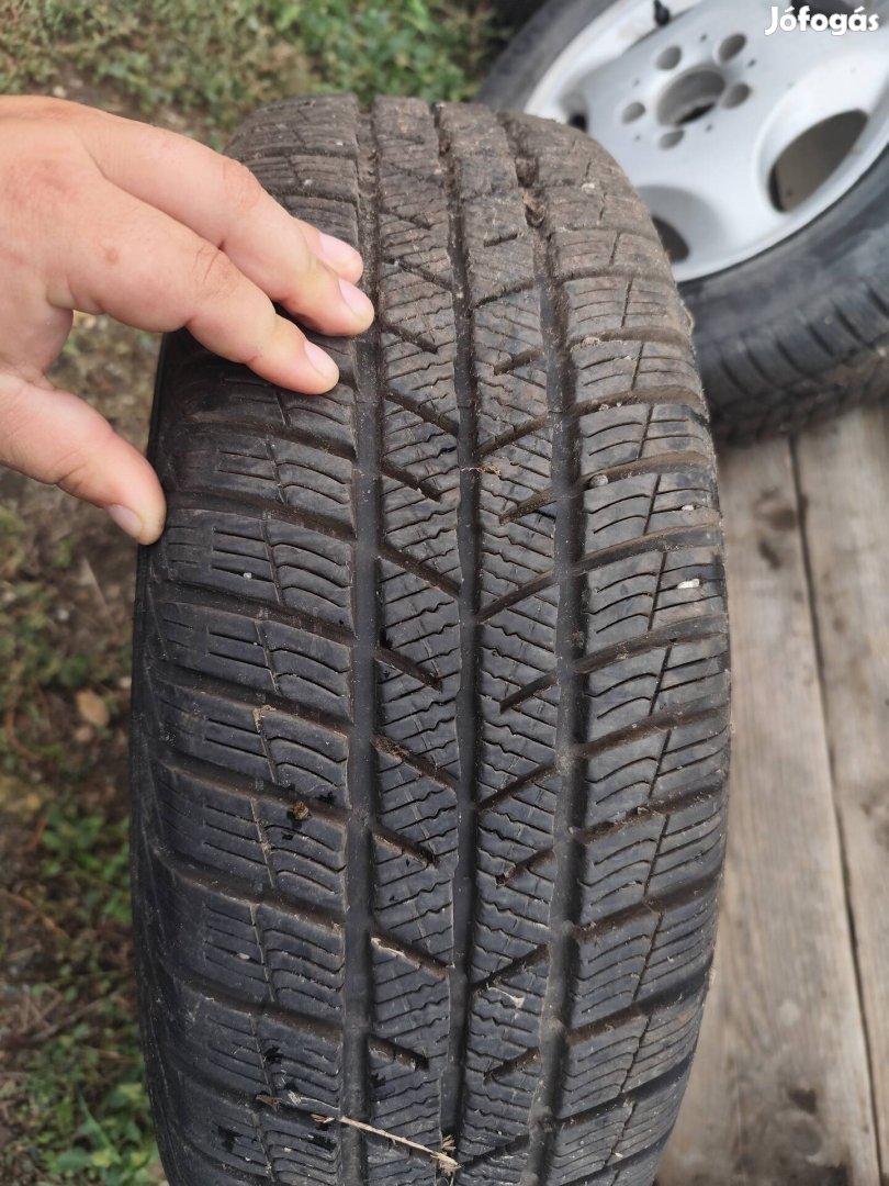 Eladó gyári R15 ös Mercedes alufelni kiváló gumikkal 