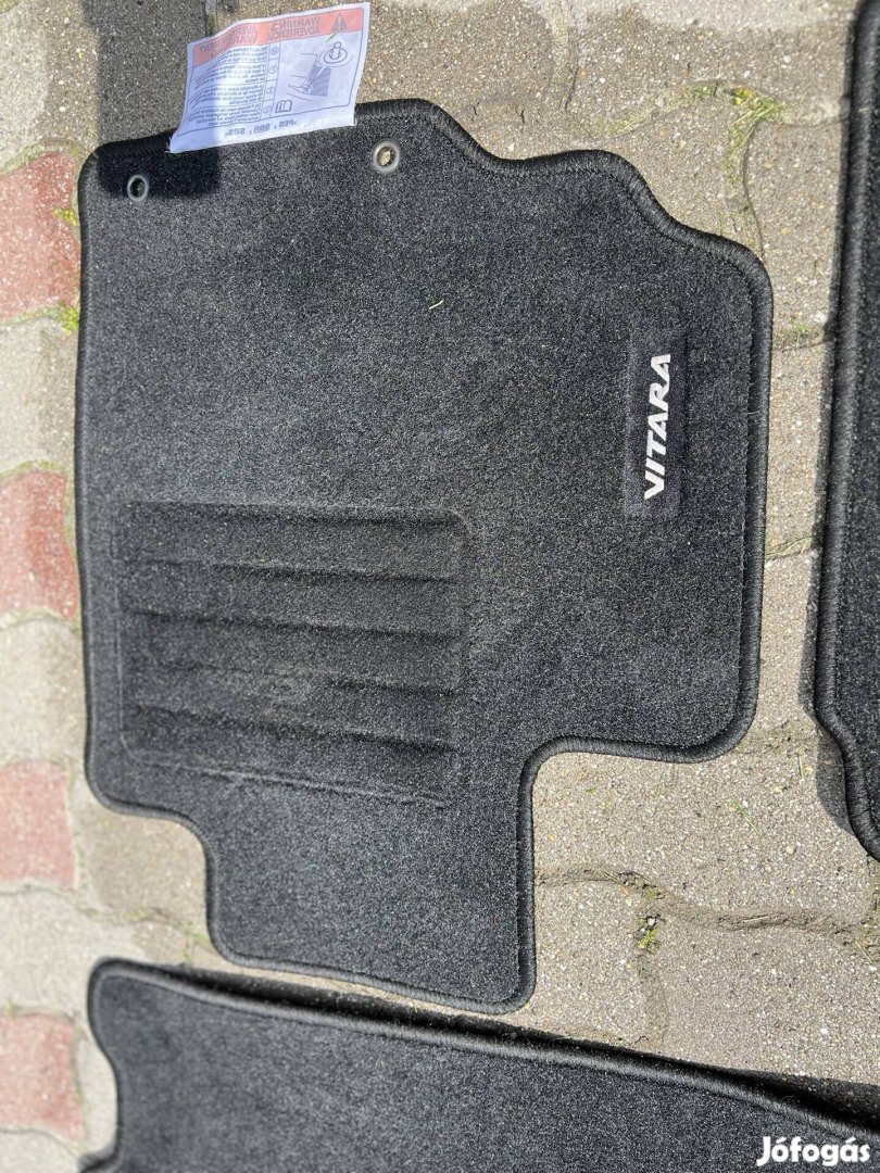Eladó gyári Suzuki Vitara szőnyegkészlet (2017)