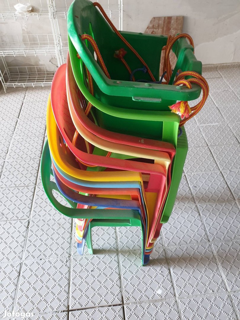 Eladó gyerek műanyag mini székek 8db