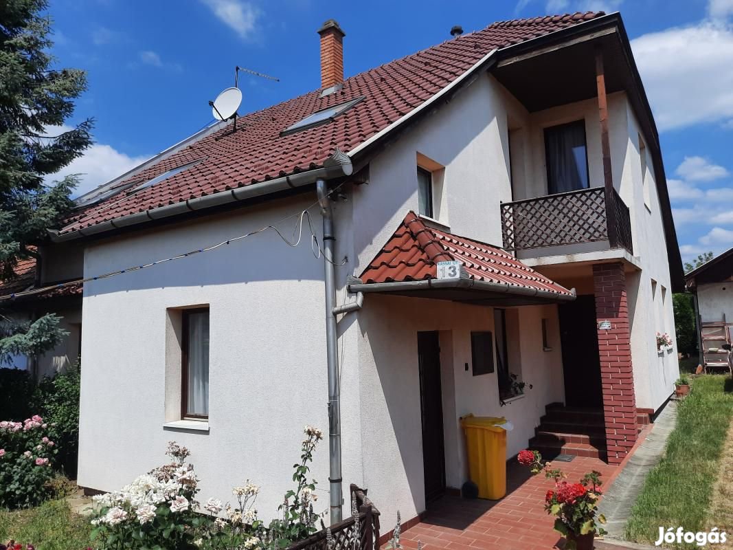 Eladó gyöngyösi családiház
