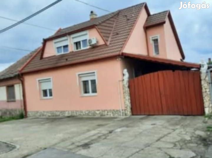 Eladó gyöngyösi családiház