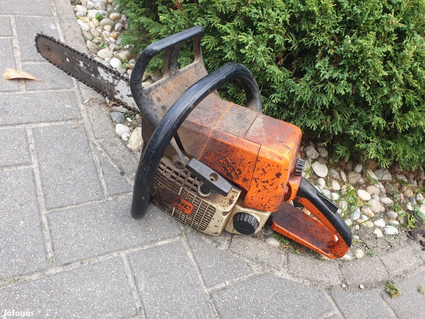 Eladó gyönyörű motorhanggal Árpádnak stihl 023 tipusú fűrész!