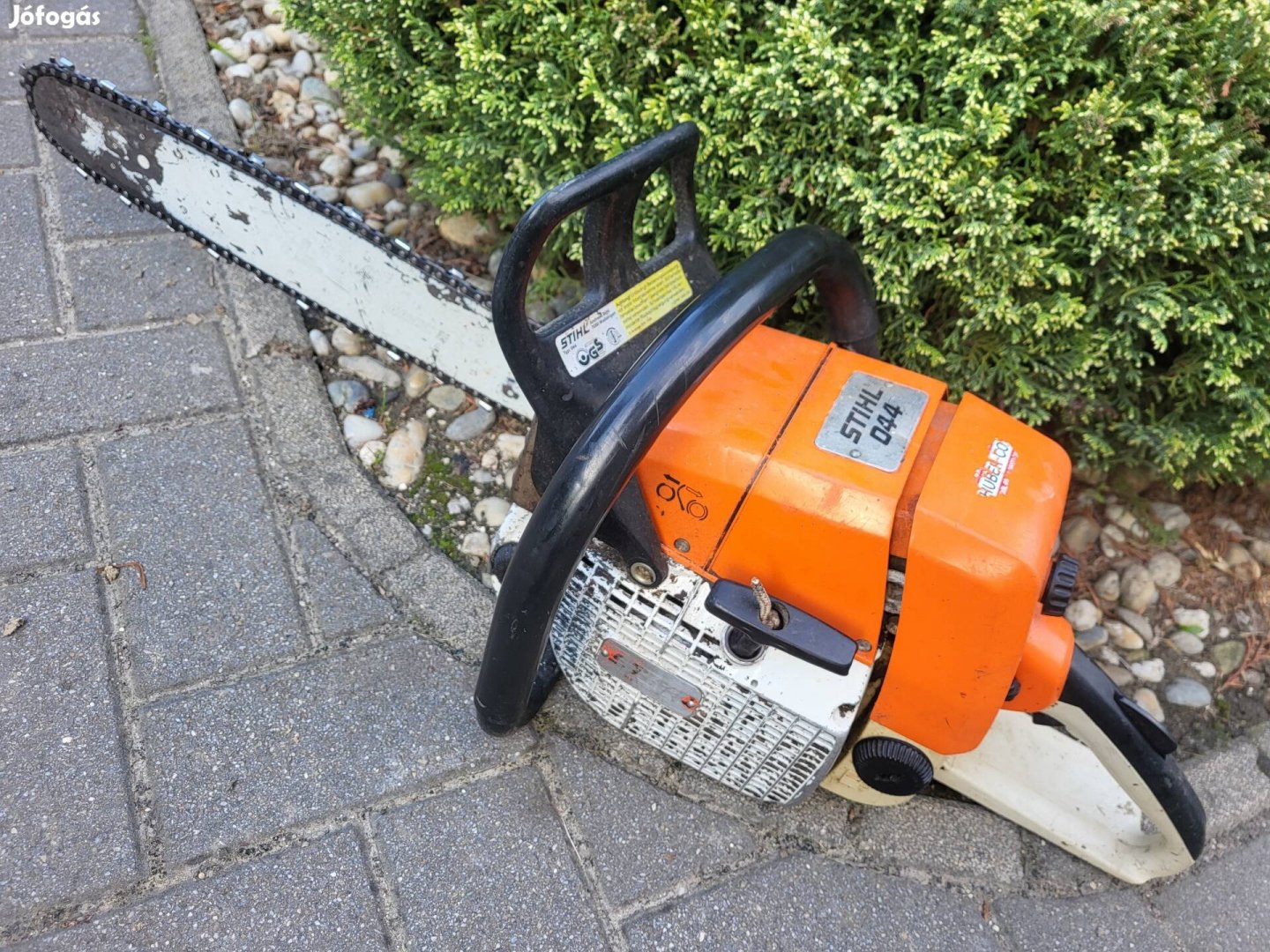 Eladó gyönyörű motorhanggal egy stihl 044 tipusú fűrész!