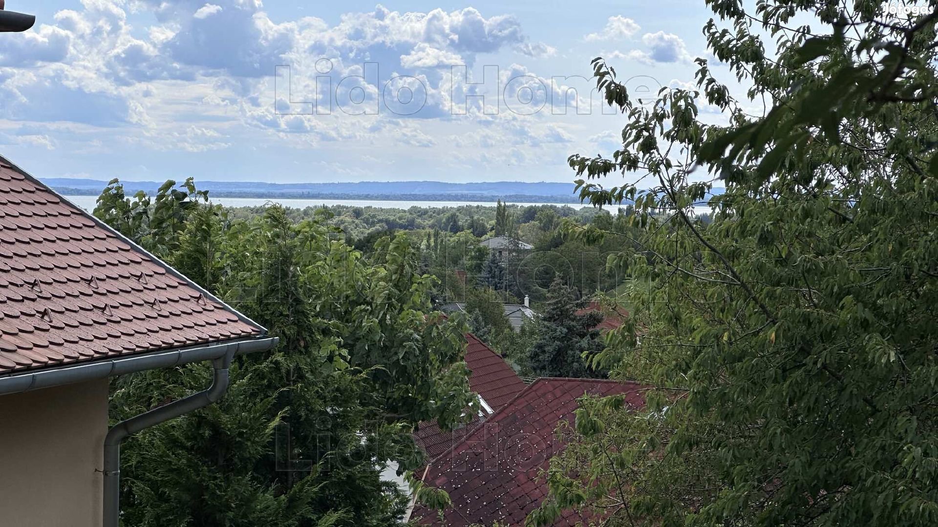 Eladó hangulatos PANORÁMÁS balatongyöröki ÉPTÉSI TELEK nyaralóval.