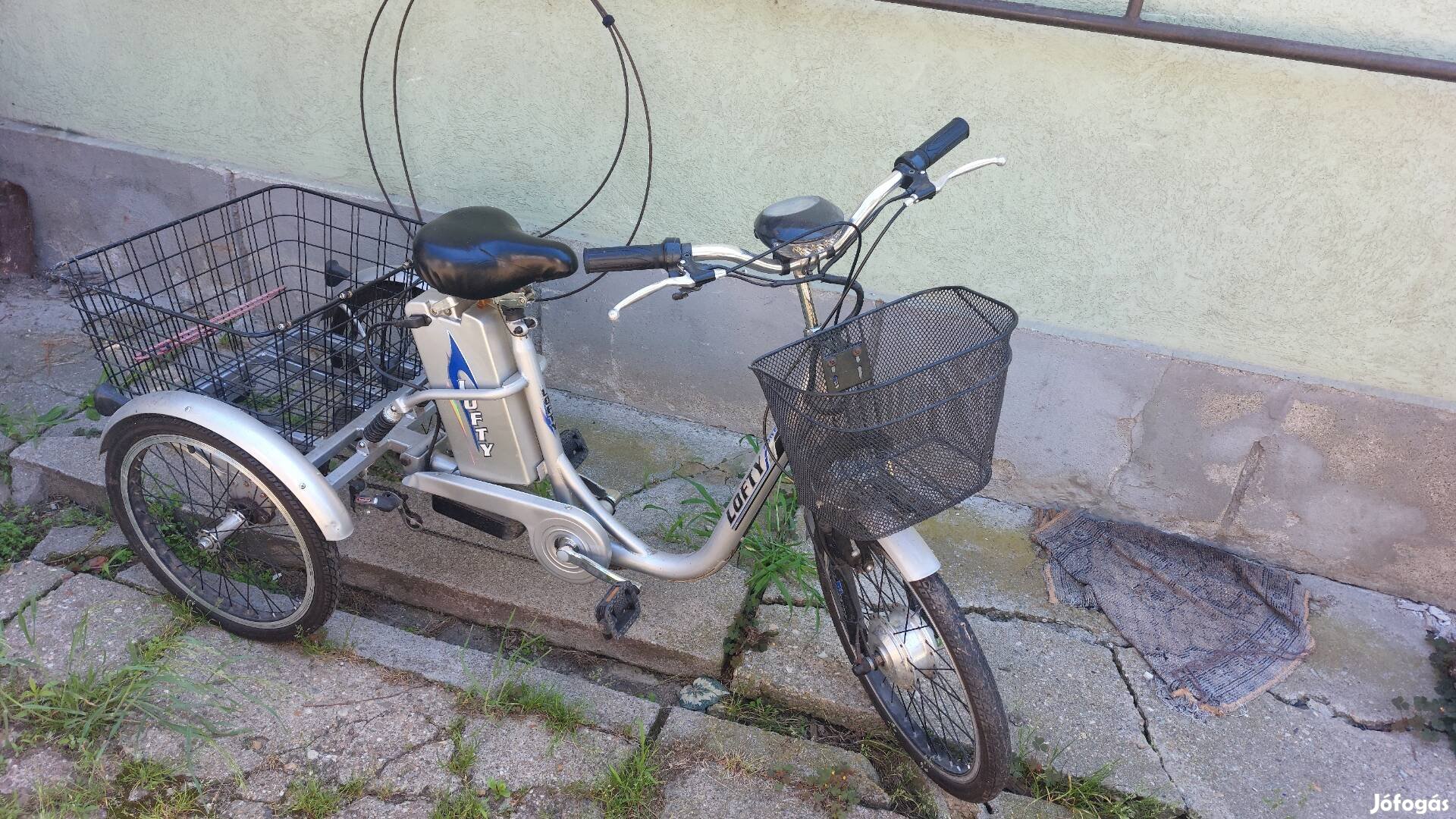 Eladó használt 3 kerekű elektromos bicikli.