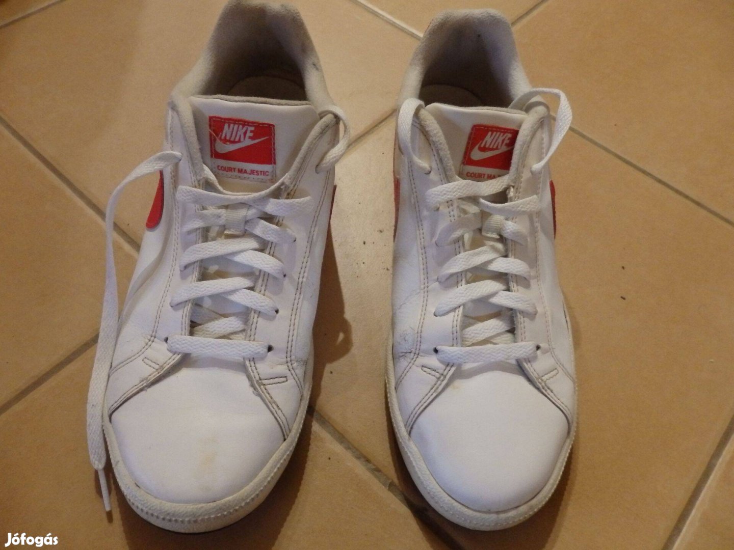 Eladó használt 45 ös Nike cipő fehér