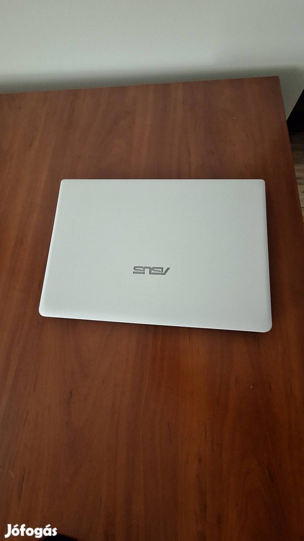 Eladó használt Asus laptop. 