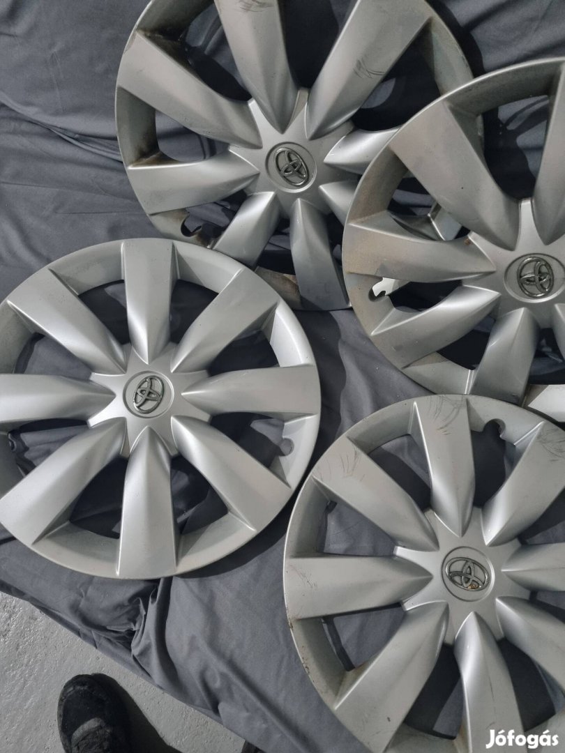 Eladó használt Toyota 16"-os dísztárcsa!