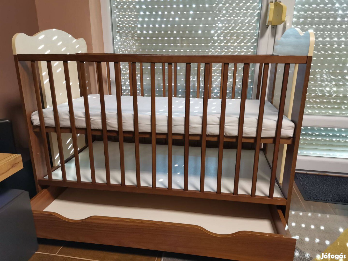Eladó használt baba ágy kókusz matraccal, ágynemű tartóval