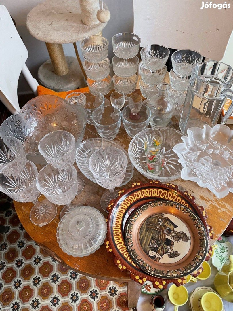 Eladó használt dísztárgyak.poharak.tányérok.festmények
