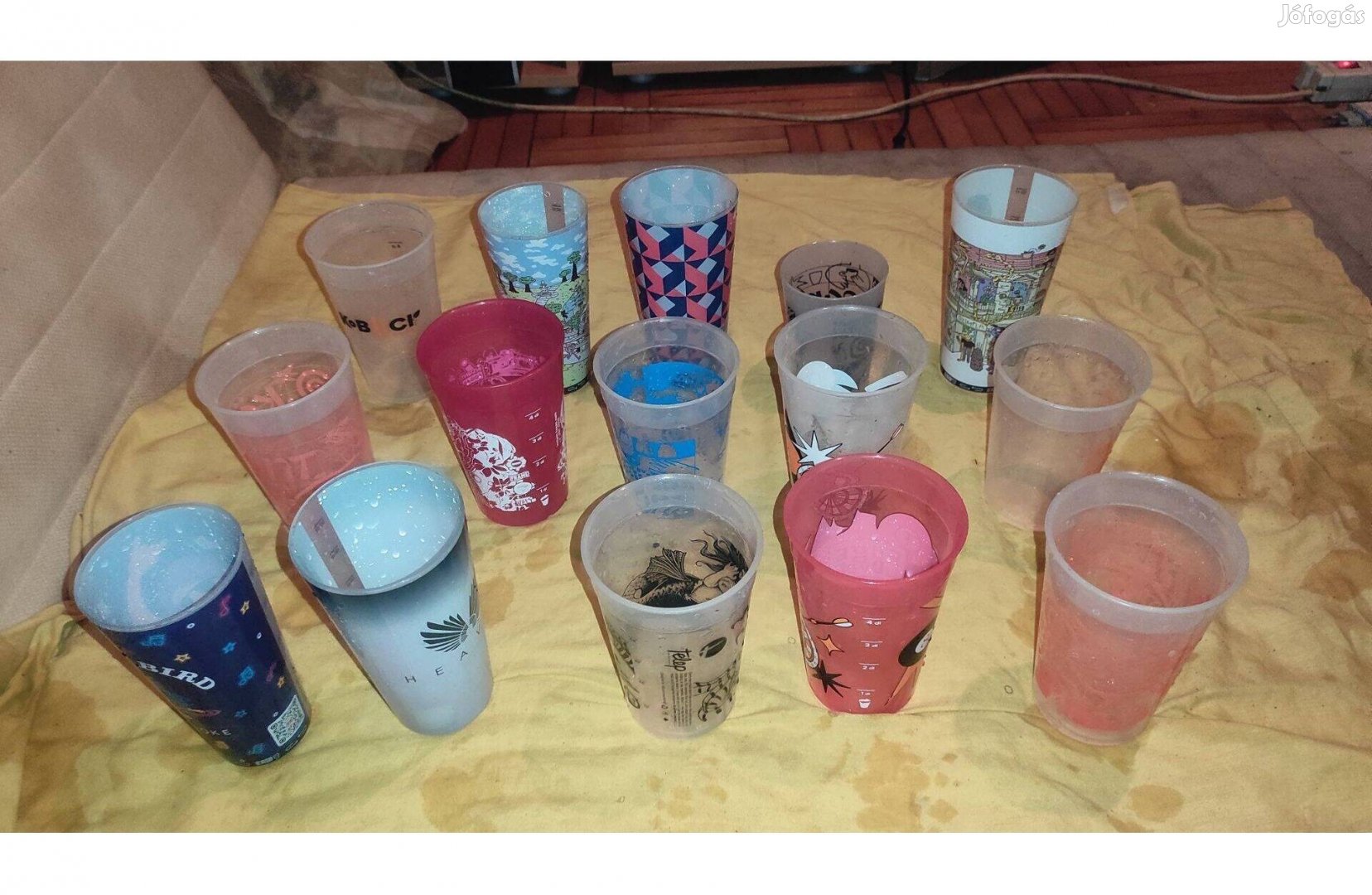 Eladó használt müanyag poharak 15 db egyben