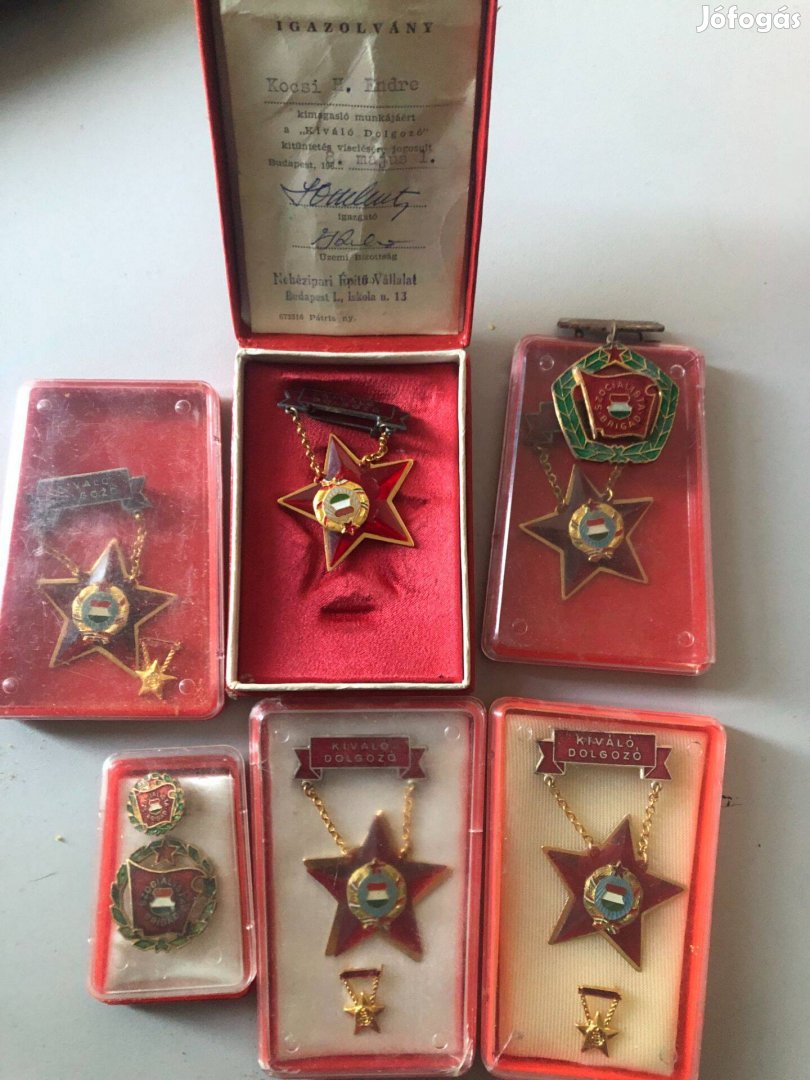 Eladó hat darabos szoc. kitüntetés csomag