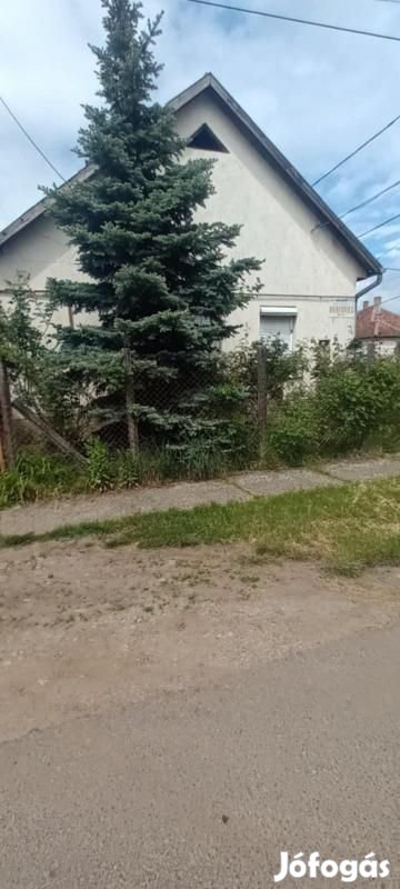 Eladó hatvani családiház