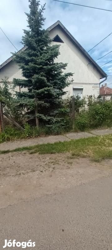 Eladó hatvani családiház