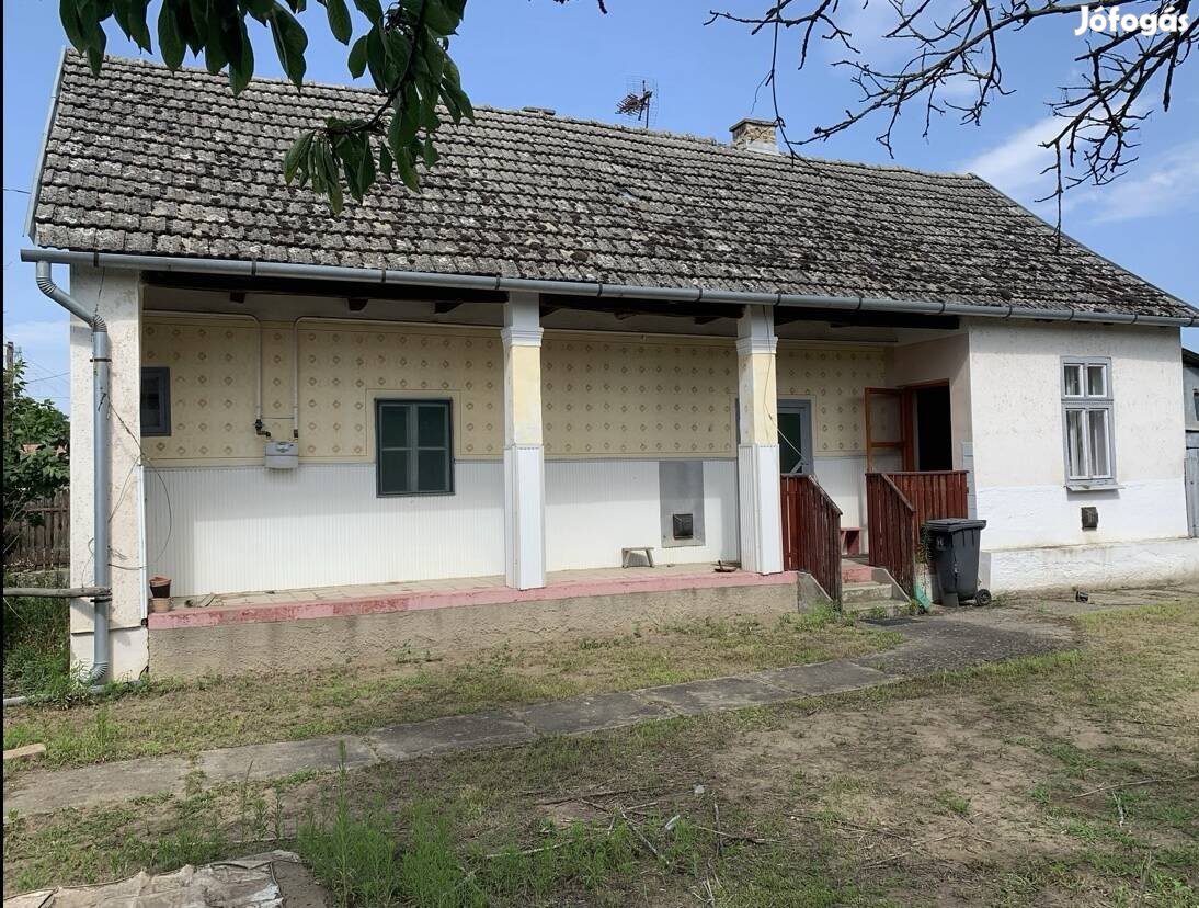 Eladó ház Mérken 1140 m2 telekkel (12.500 EUR)