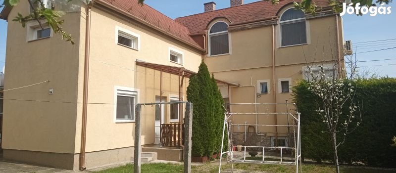 Eladó ház Pécs belvároshoz közeli családi házas övezetében