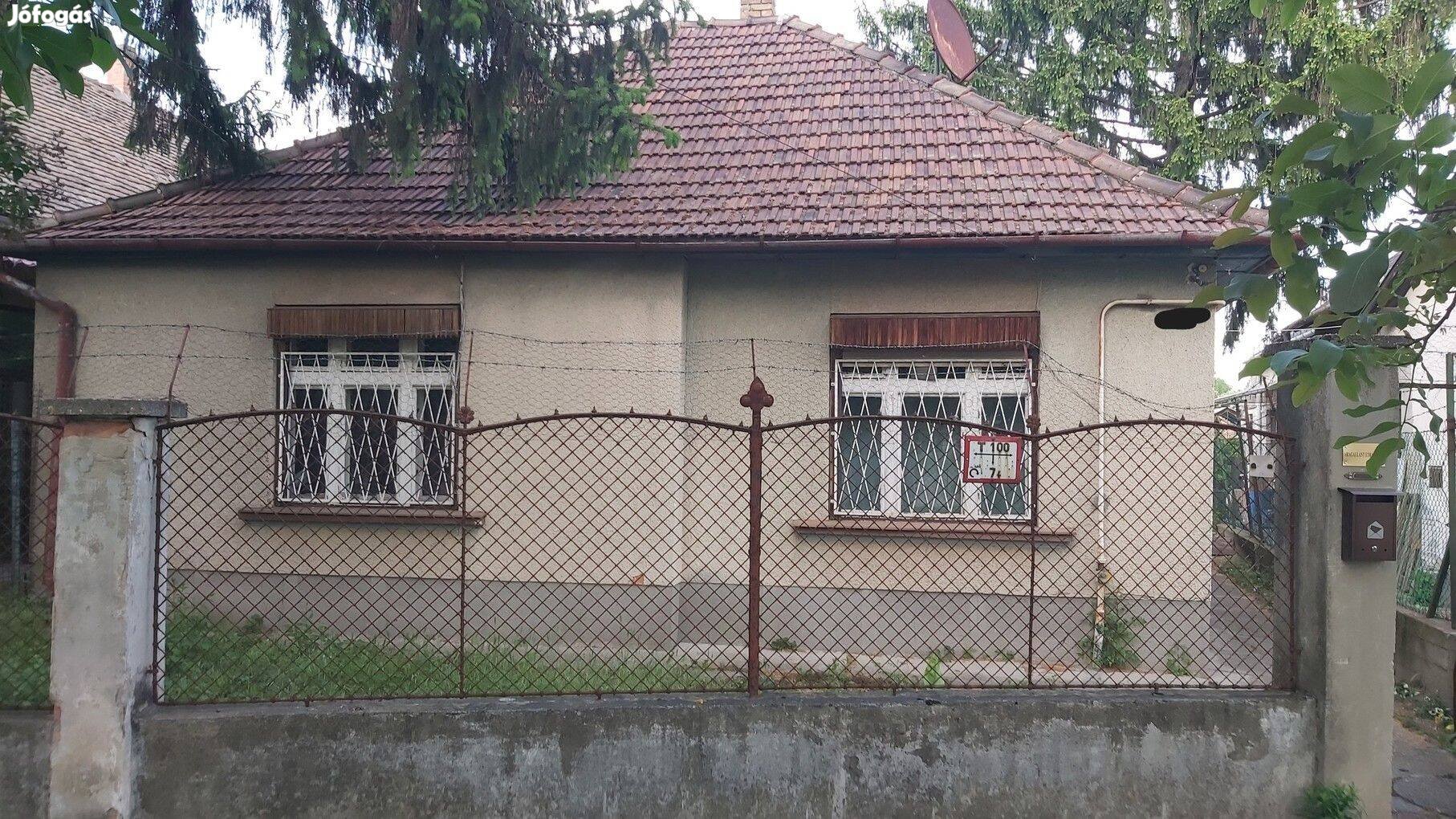 Eladó ház Pirosrózsa utca