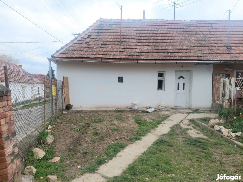 Eladó ház, Piliscsév
