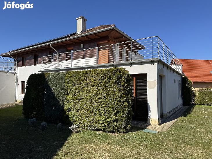 Eladó ház - Üröm