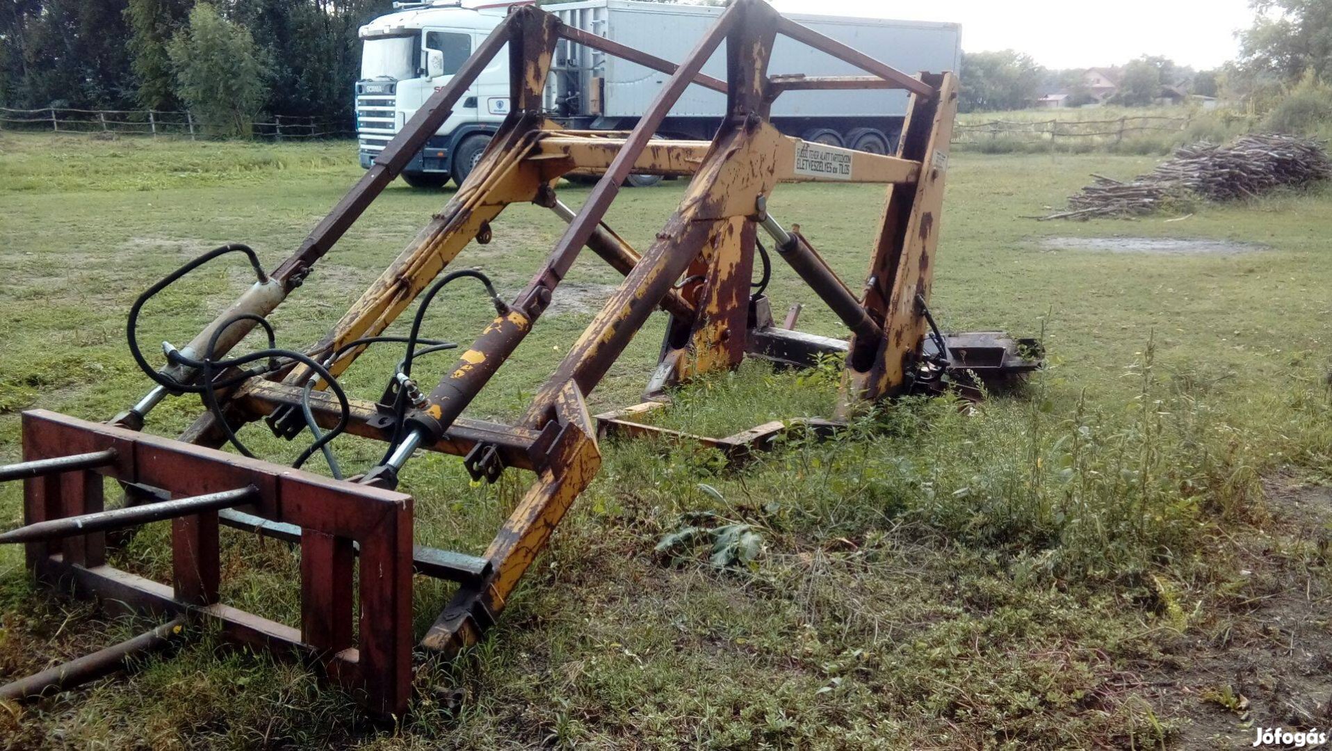 Eladó homlokrakodó