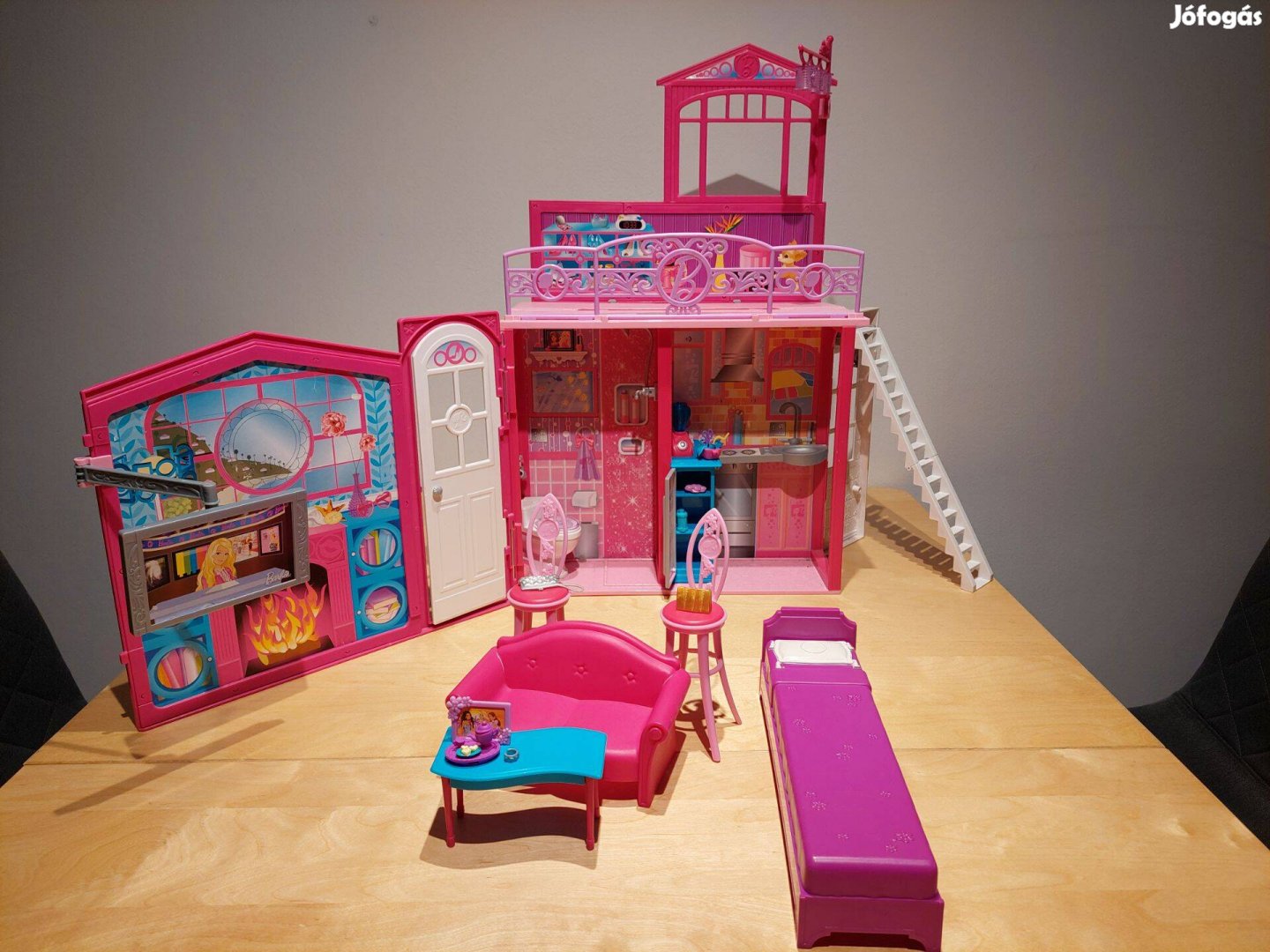 Eladó hordozható Barbie ház