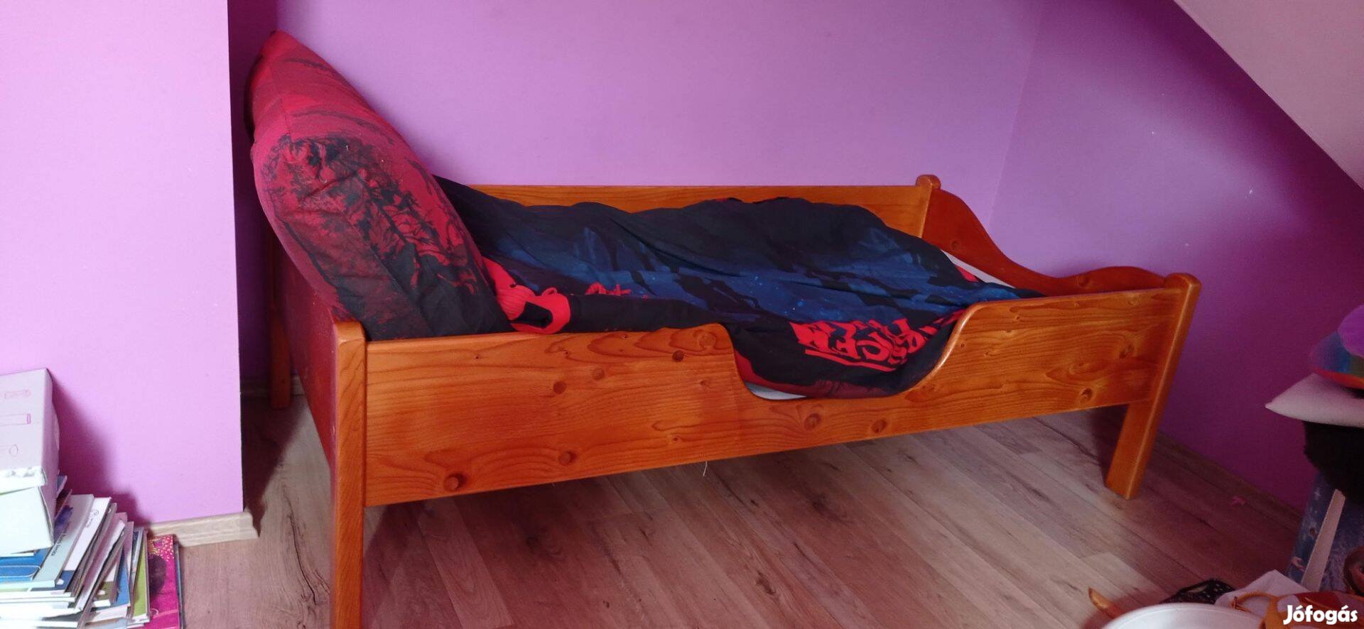 Eladó ifjúsági ágy matraccal