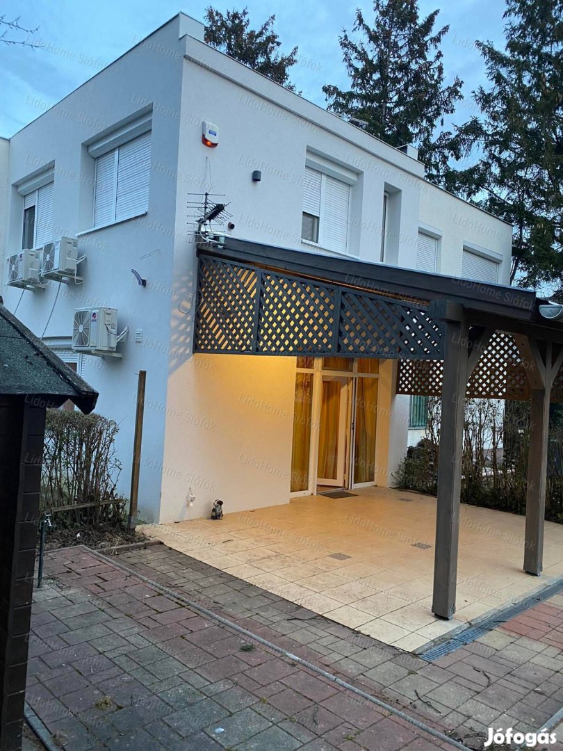 Eladó igényesen felújított nyaraló Siófokon!