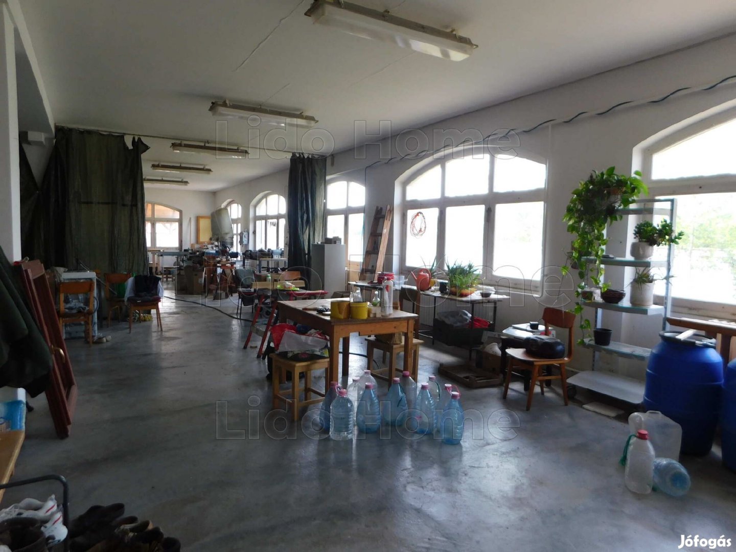 Eladó ingatlan sok lehetőséget rejtő családi ház besorolású