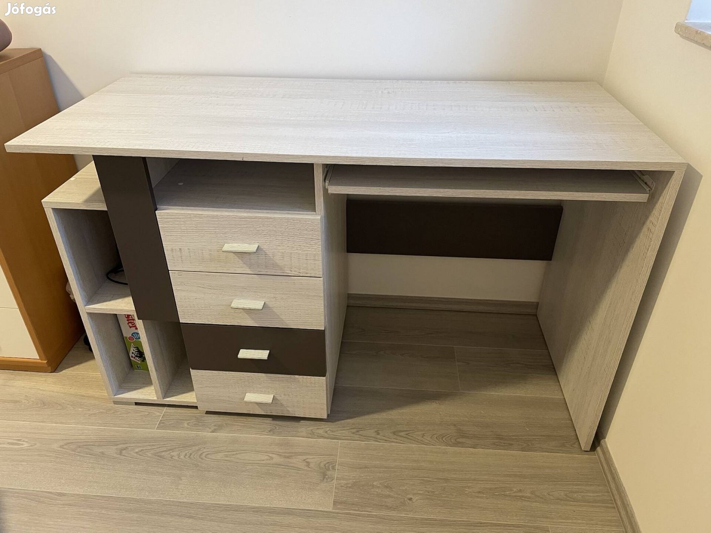 Eladó íróasztal