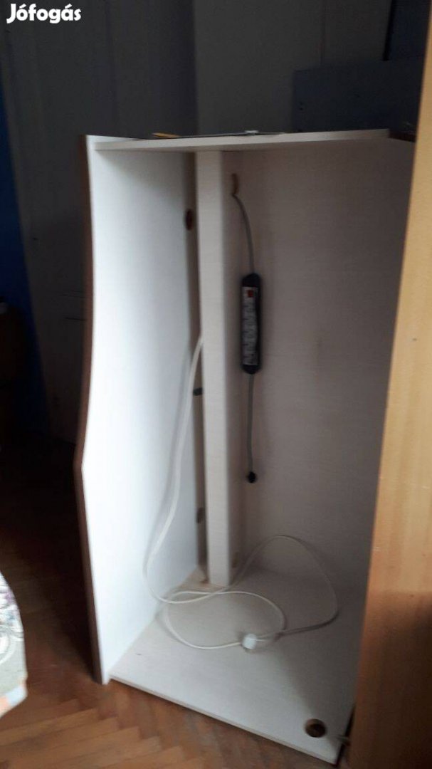 Eladó íróasztal, beépített elektromos elosztóval