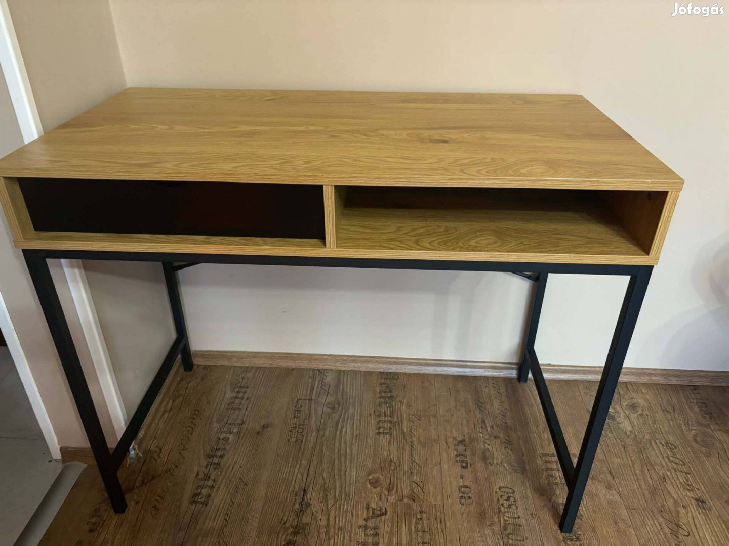 Eladó íróasztal irodai székkel