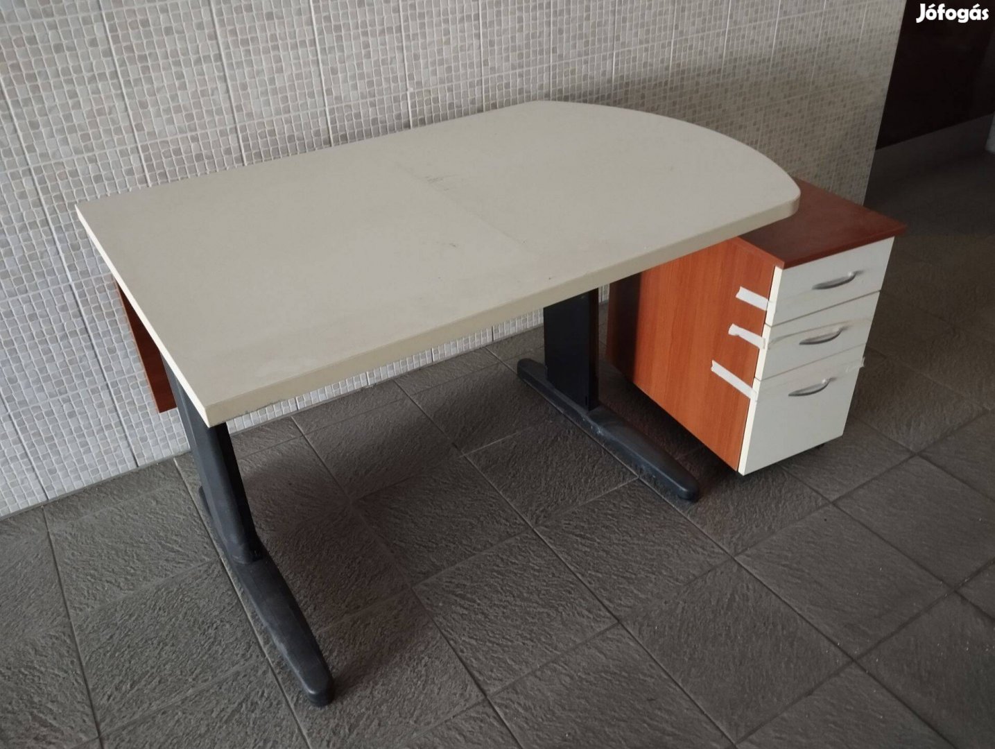 Eladó íróasztal konténerrel
