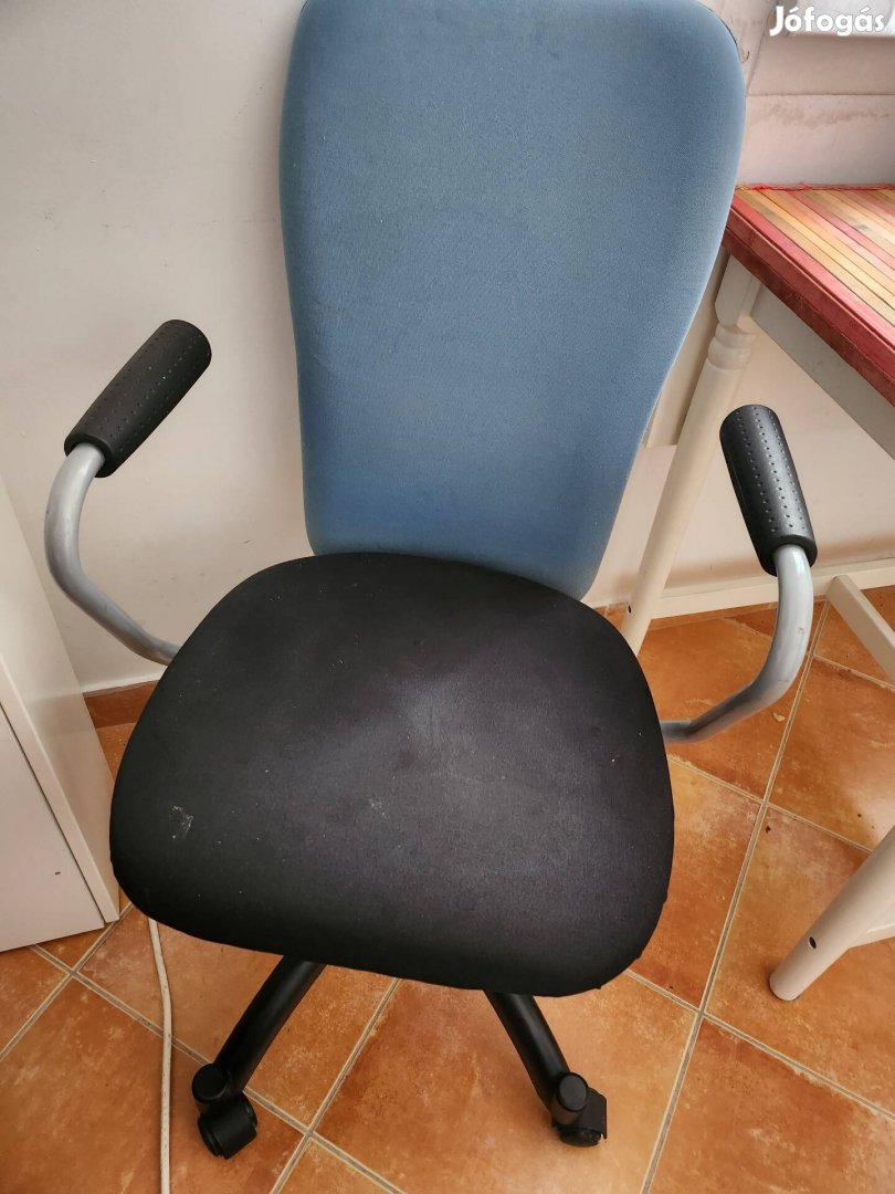 Eladó irodai szék, forgó és gurulós, állítható magasságú