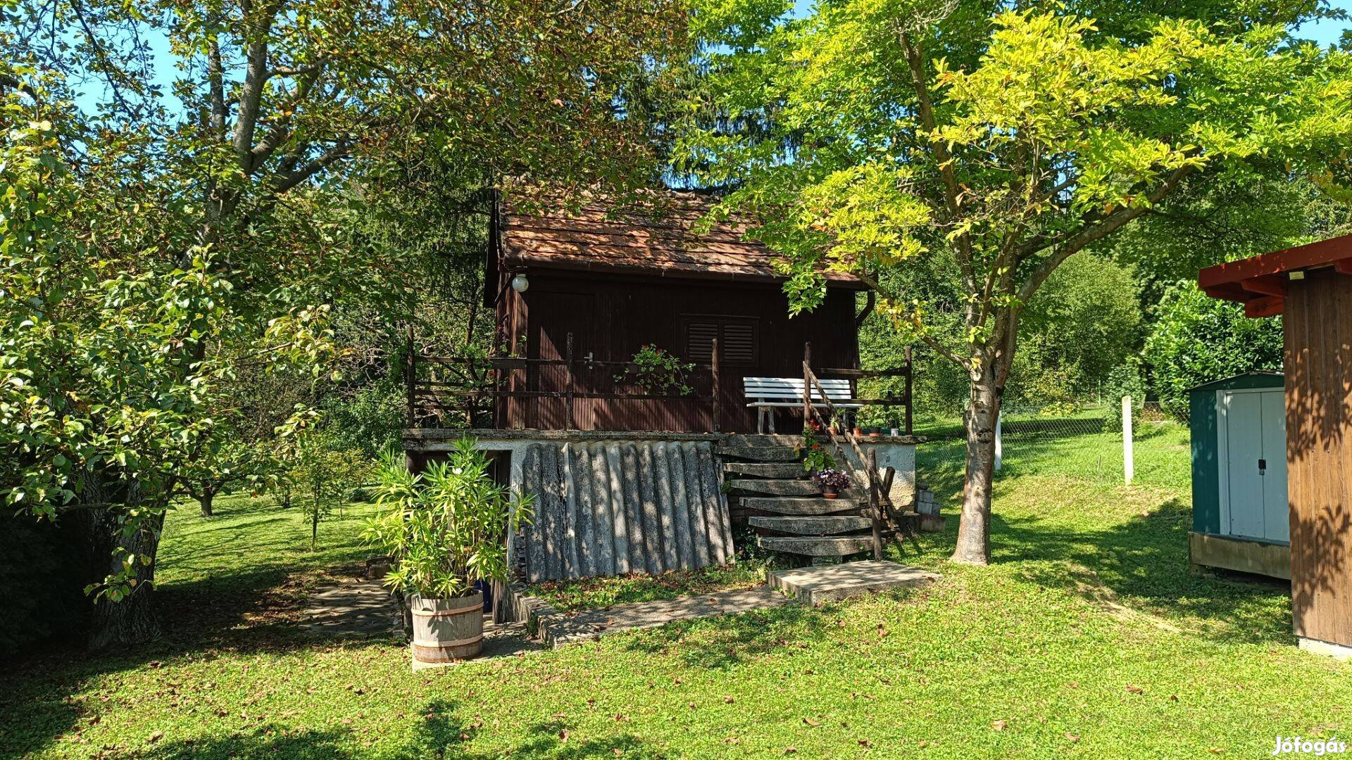 Eladó jánkahegyi zártkerti telek 1185m2, víz, villany, csatorna