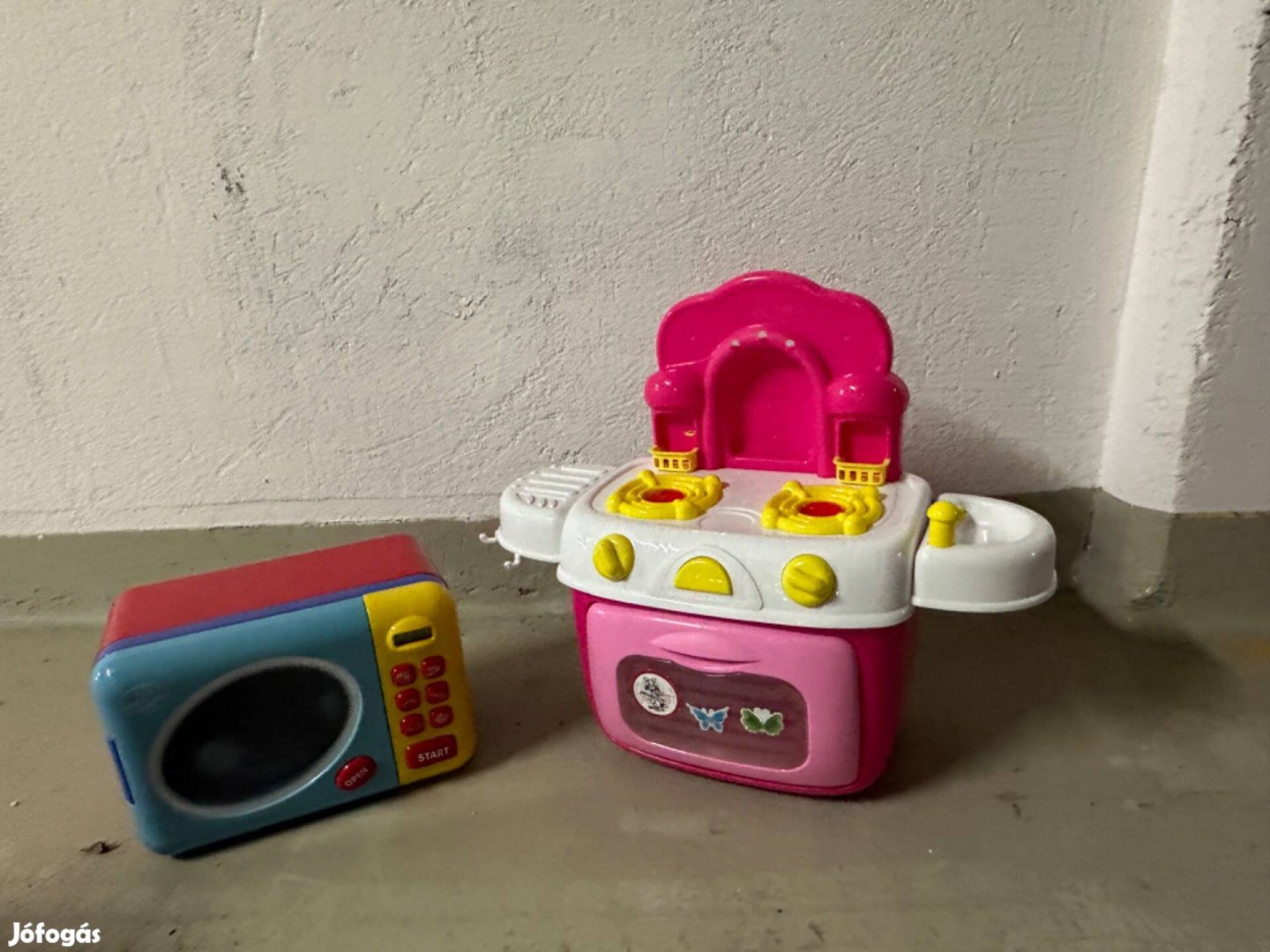 Eladó játék mikrosütő mini konyhával