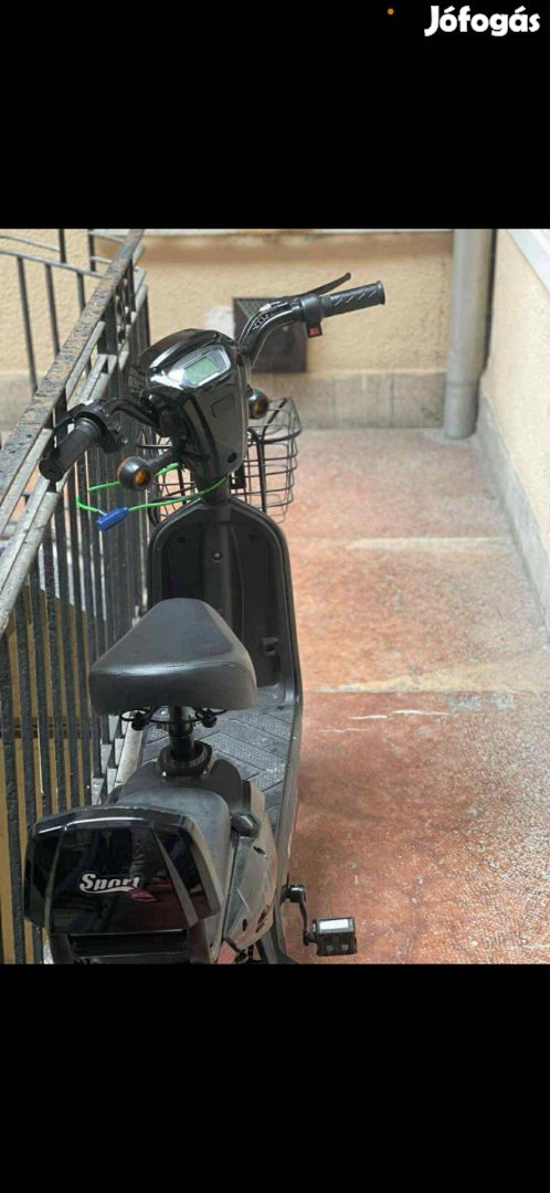 Eladó jó állapotban lévő elektromos motor roller