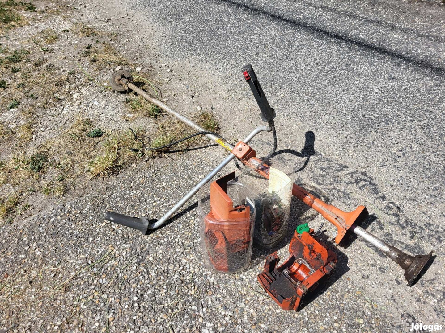 Eladó képeken látható husqvarna 232 tipusú fűkasza!